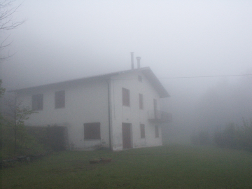 Huisje in de mist